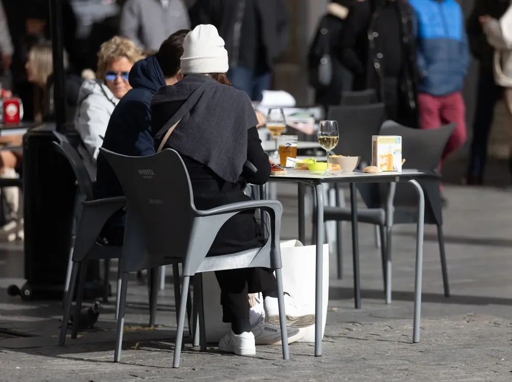 Varias personas en la terraza de una bar.