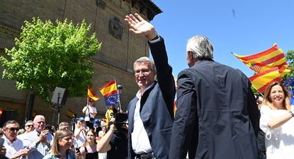 Alberto Núñez Feijóo y el presidente del PP de Aragón y presidente de Aragón, Jorge Azcón, en un acto de campaña
