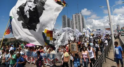 Miembros de la zona de Tupac Amaru y otras organizaciones bloquean el puente Pueyrredón en Buenos Aires, en el marco de una protesta por el arresto de Milagro Sala.