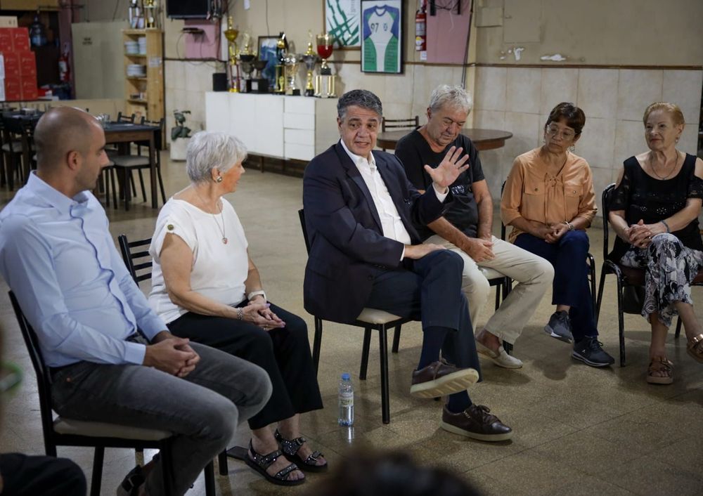 Jorge Macri en el Centro de Jubilados &ldquo;Momentos felices&rdquo; de Parque Avellaneda, d&oacute;nde 120 adultos mayores participan activamente en talleres culturales y de movilidad, lo que contribuye a su bienestar integral.