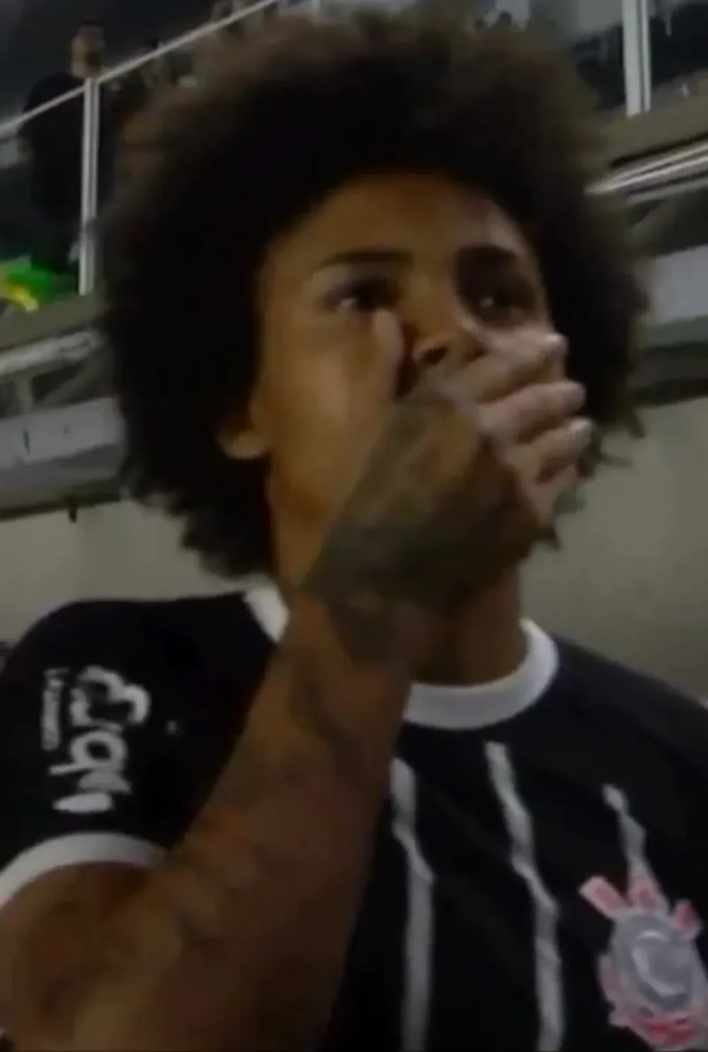 Jugadoras del fútbol brasileño se taparon la boca en señal de protesta