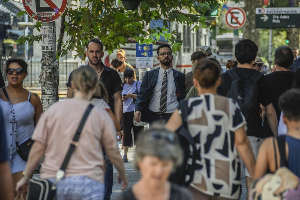 20250321 Gente caminando en el centro, personas, sociedad.