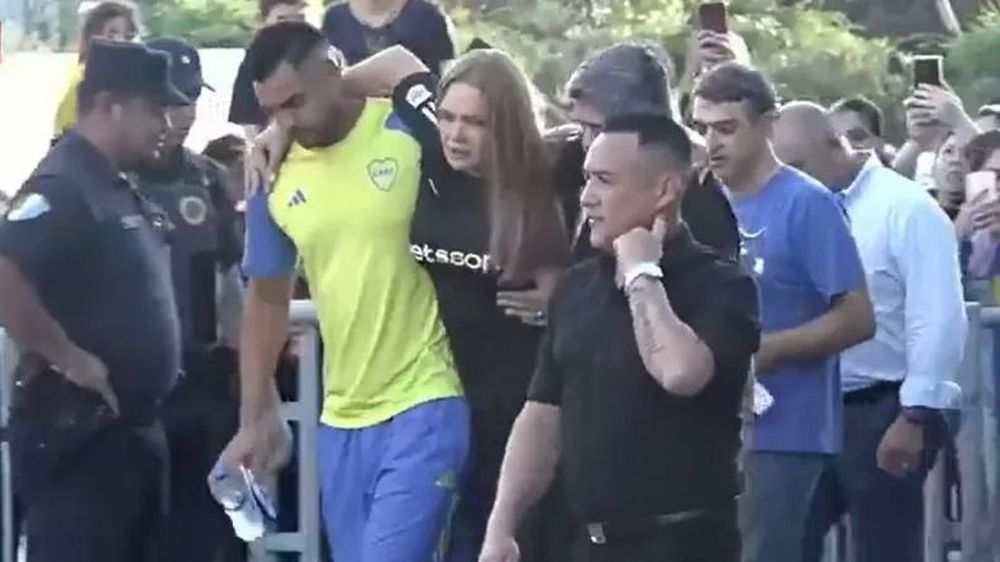 Eliana Guercio saliendo lesionada con Chiquito Romero