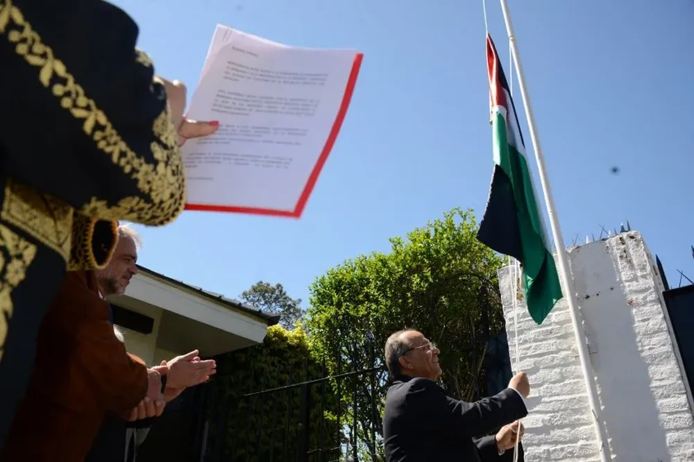 El embajador palestino, Walid Abdel-Rahim, iza por primera vez su bandera en Uruguay