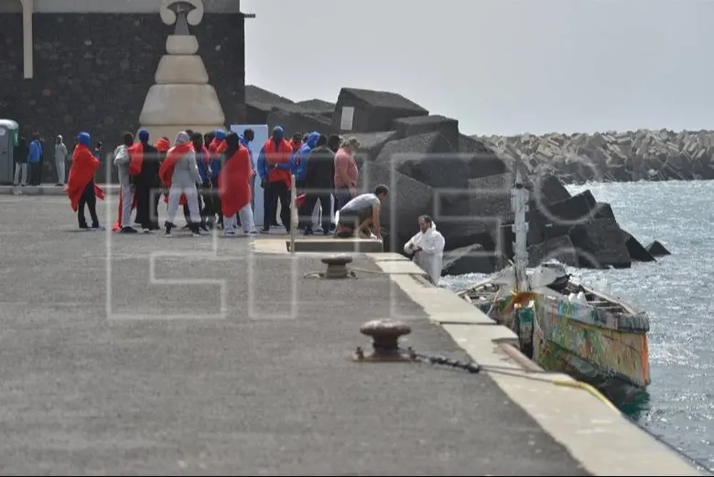 Inmigrantes ilegales africanos llegando a Canarias.