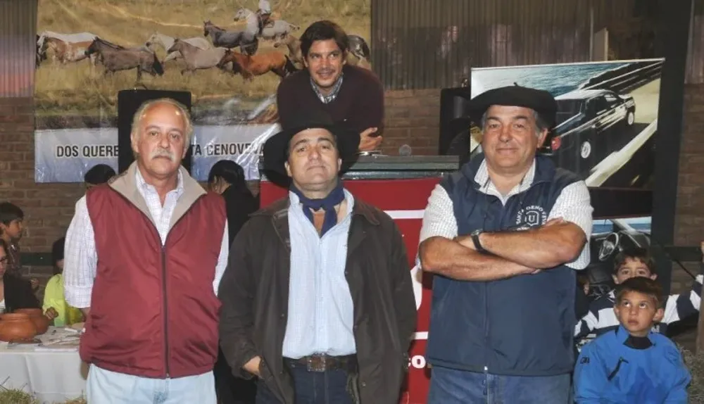 Los cabañeros con el martillero Alejandro Zambrano