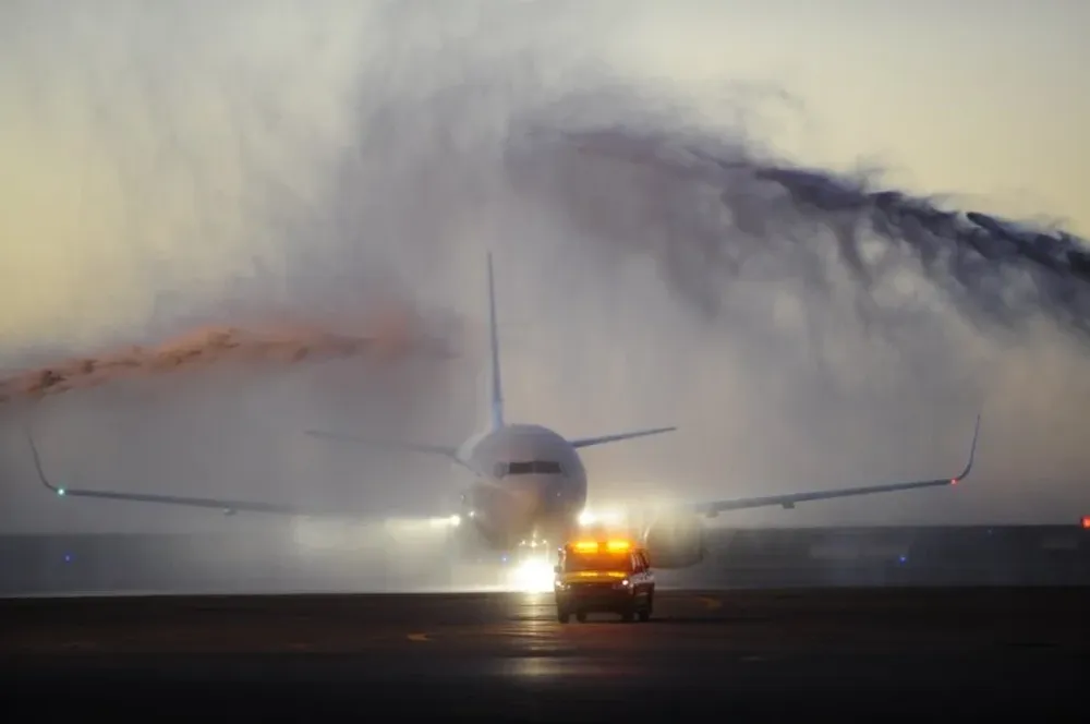Llegada del primer avión Boeing 737-300 arrendado por Alas Uruguay, en marzo de 2015
