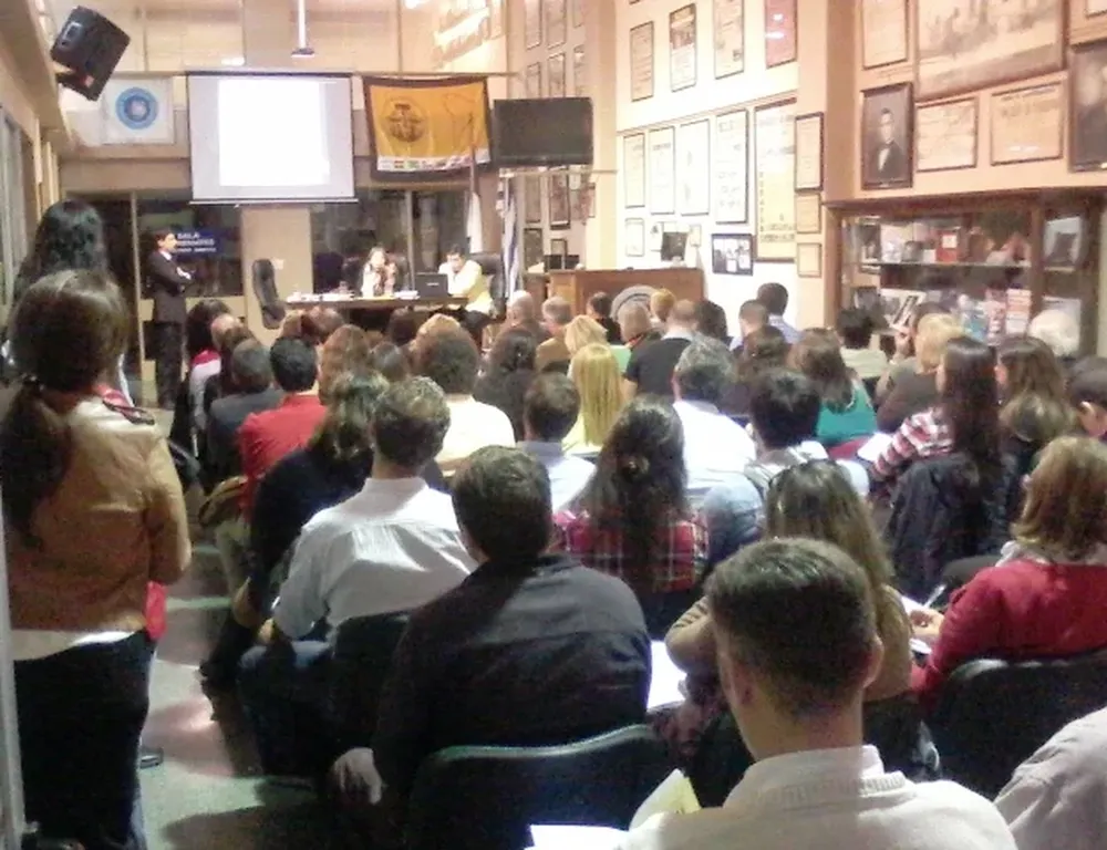La sala de la Asociación de Rematadores, repleta de público en la disertación del lunes 5