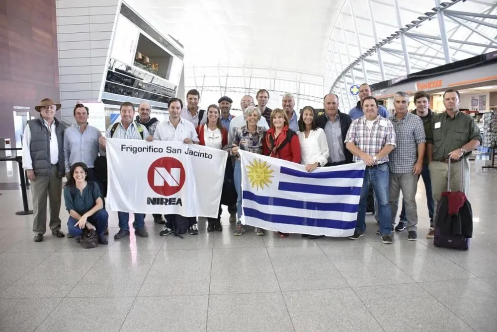 El grupo viajero de Frigorífico San Jacinto en el Aeropuerto de Carrasco en su partida a Nueva Zelanda