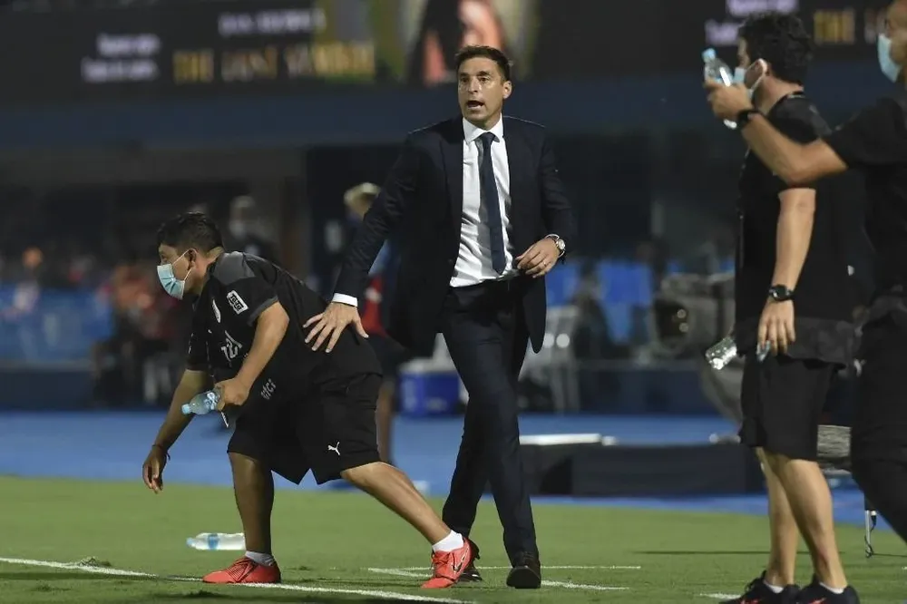 Diego Alonso vivió intensamente el partido