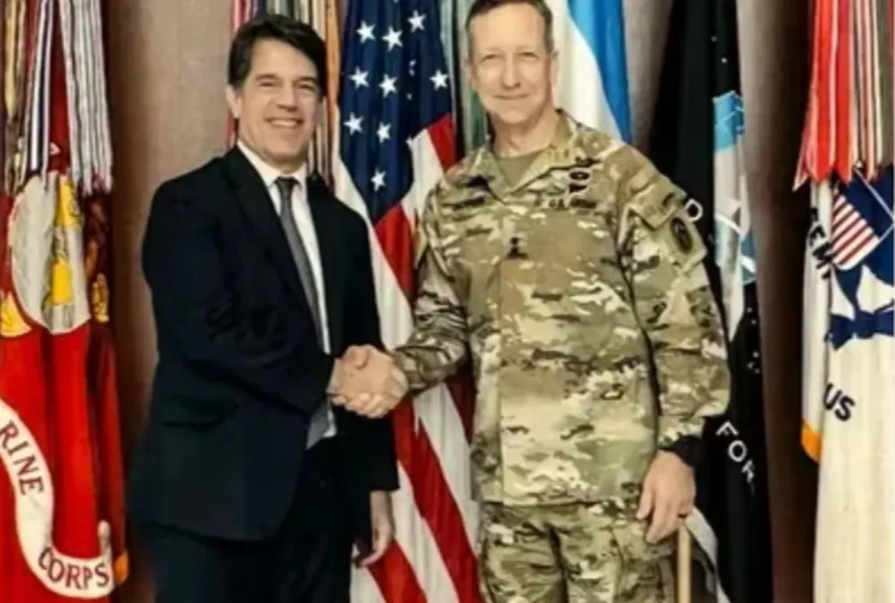 Posse se reunió con el jefe del Estado Mayor del Comando Sur