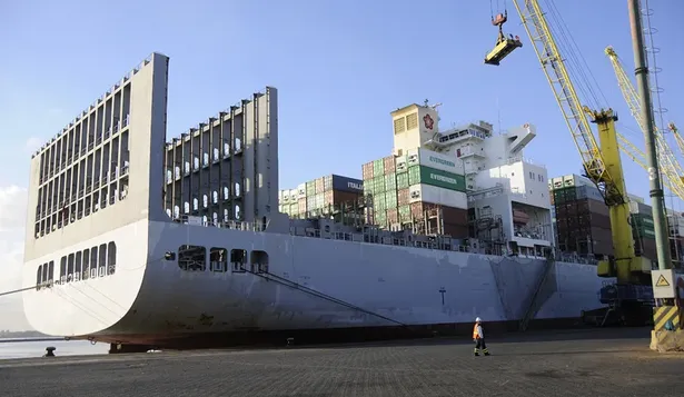 El OOCL Qingdao, un superbarco en el puerto de Montevideo