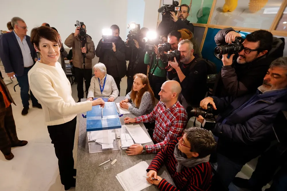 La candidata del BNG a la Presidencia de la Xunta, Ana Pontón, ejerce su derecho a voto en un colegio electoral en Santiago de Compostela junto a la alcaldesa Goretti Sanmartín (i) al comienzo de la jornada electoral en Galicia, este domingo.