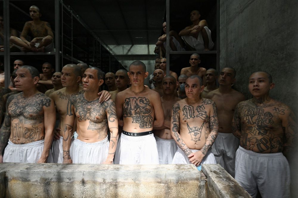 Hacinamiento en el Centro de Confinamiento contra el Terrorismo de El Salvador.