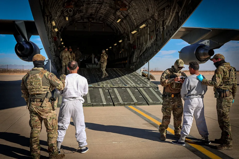Migrantes son embarcados en EEUU hacia Guantánamo.