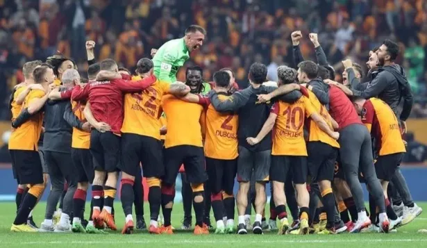 Fernando Muslera fue levantado en andas al término del partido con victoria de Galatasaray
