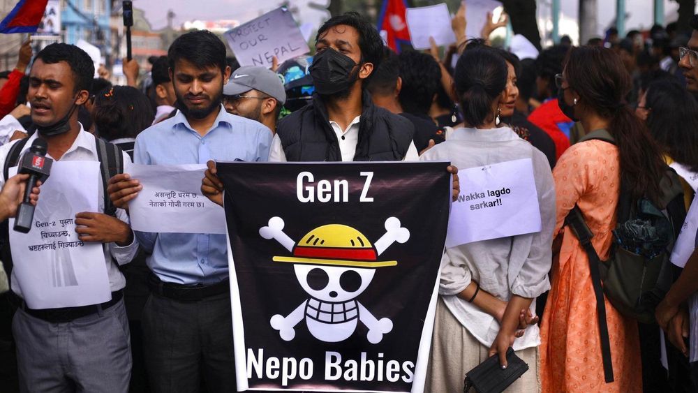 Los manifestantes llevan carteles con las frases "Generación Z", "Nepo Babies" y "Niños Nepo".