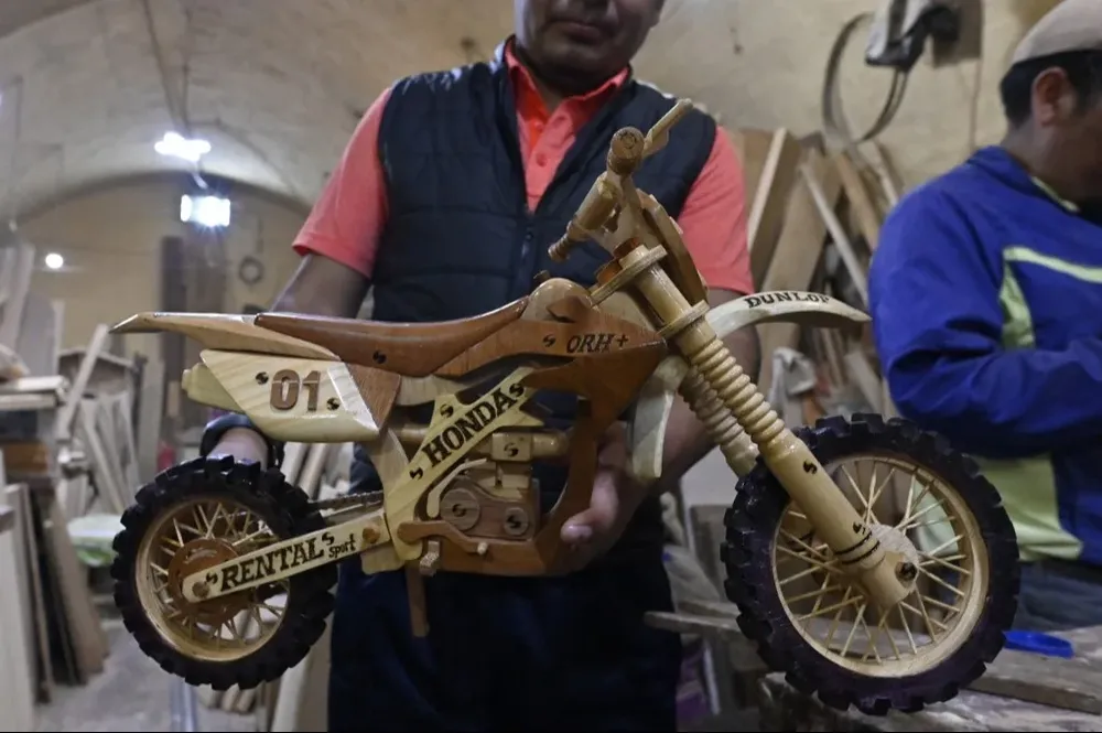 Una moto en miniatura construida en el taller de la cárcel de San Pedro.