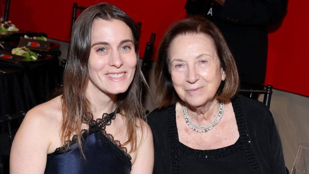 Svetlana Mojsov (derecha) junto a su hija, en la gala donde fue nombrada una de las 100 personas más influyentes de 2024 según la revista Time.