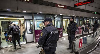 Un grupo de agentes de la Policía de Dinamarca vigila una estación de metro de Conpenhague.