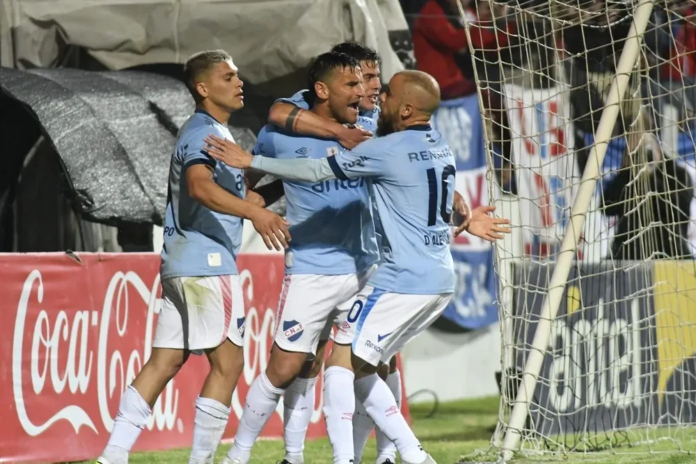 El festejo de Bergessio con sus compañeros