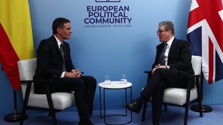 El presidente del Gobierno, Pedro Sánchez (i), y el primer ministro de Reino Unido, Keir Starmer (d).