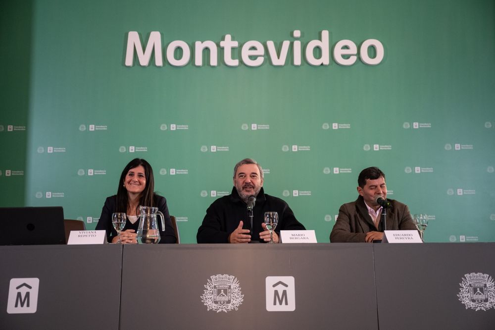 La futura secretaria general Viviana Repetto, el intendente electo Mario Bergara y el director de Gestión y Desarrollo de Personas, Eduardo Pereyra