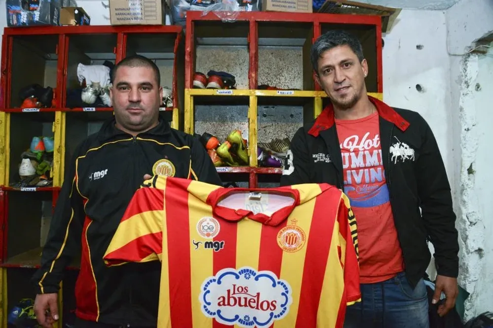 El utilero Marcelo Acosta con el presidente Fabián Canobbio