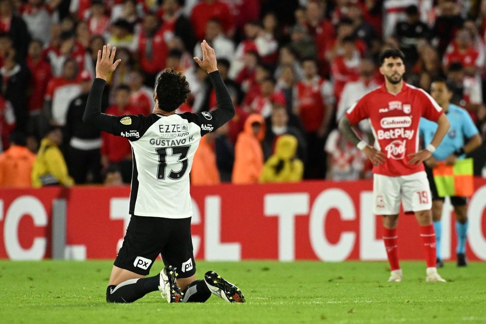 Gustavo Henrique celebra su gol en la hora ante Independiente Santa Fe, que le dio el empate a Corinthians