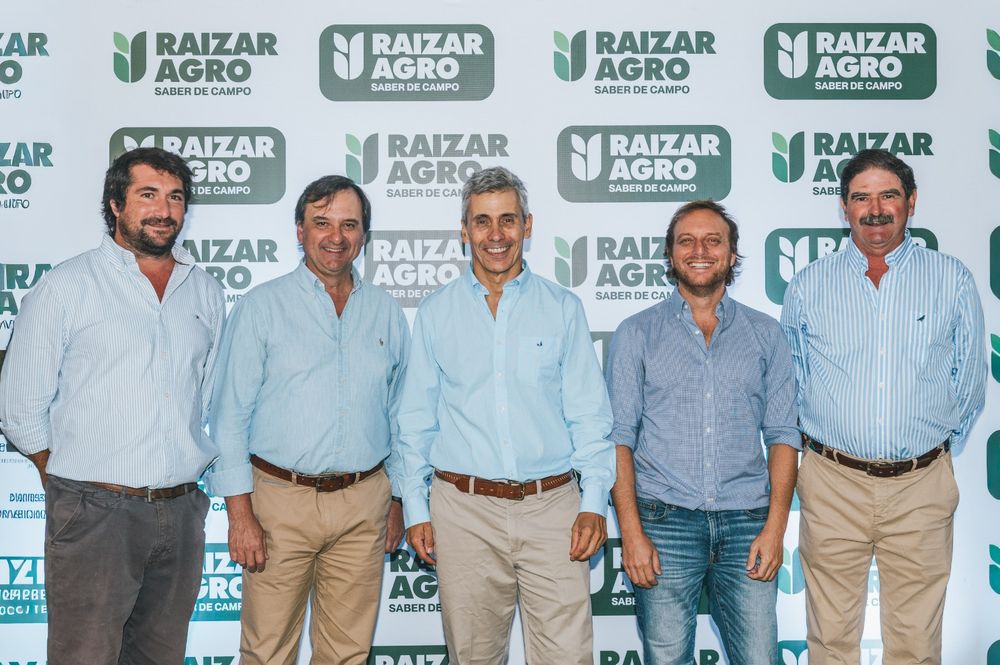 Raizar Agro: la nueva empresa se presentó en Mercedes, Soriano (en la foto: Federico Bellenda, Carlos Ameneiros, Juan Alzugaray, Nicolás Kaplan y Felipe González).