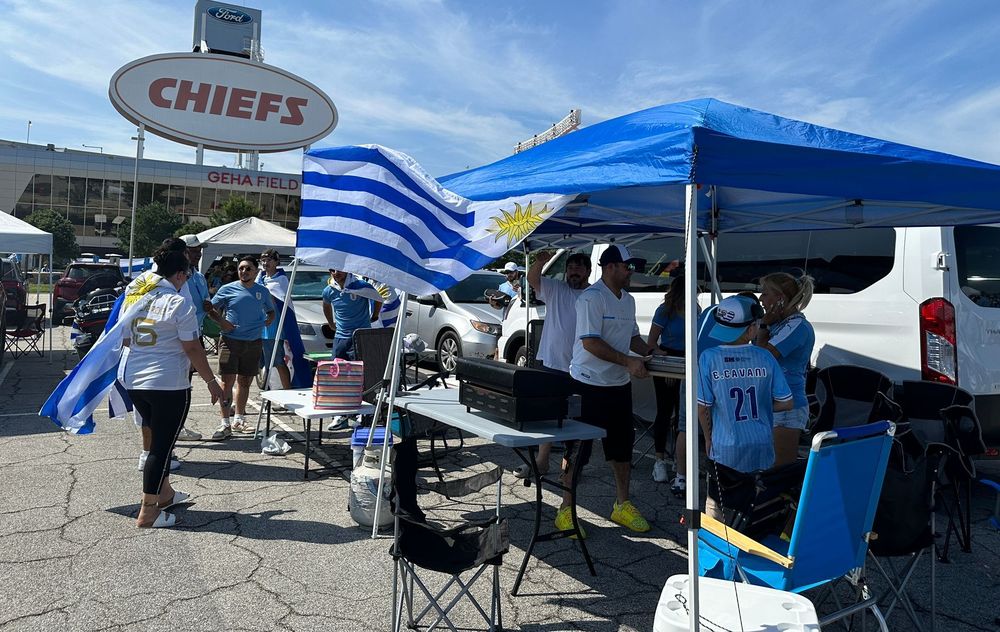 Los hinchas uruguayos coparon las afueras del Arrowhead Stadium de Kansas City en el que jugarán la selección de Uruguay y de Estados Unidos