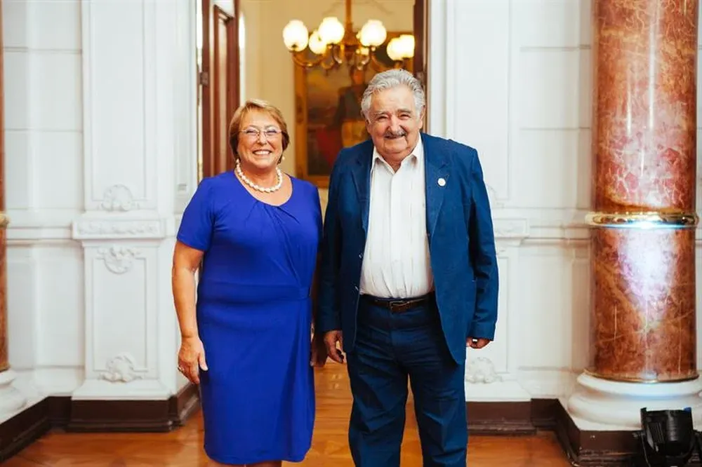 Mujica y Bachelet firmaron carta para reactivar la Unasur