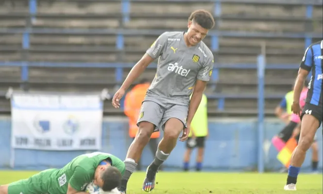 Bruno Betancor debutó en Peñarol ante Liverpool
