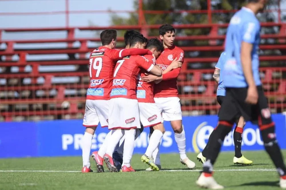Ramiro Cristóbal abraza a sus compañeros