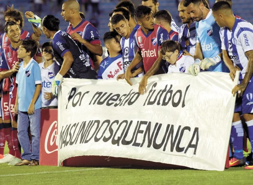 Los jugadores de Juventud y Nacional salieron con una pancarta en pos de la unión de los futbolistas