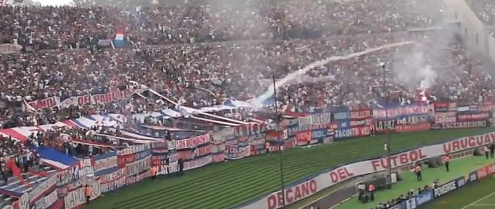 La bengala que tiró la hinchada de Nacional en el clásico por la final del Torneo Intermedio
