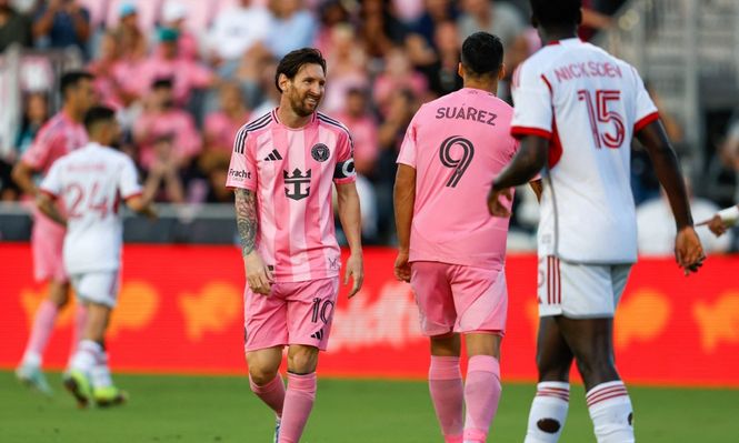 Lionel Messi y Luis Suárez ante Toronto.