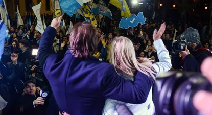 un penal al angulo, uno que rompe la red y otro a la tribuna