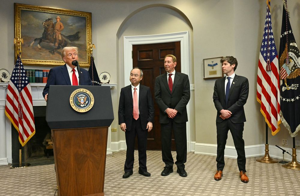 Trump al anunciar Stargate junto a los ejecutivos Larry Ellison (Oracle), Sam Altman (OpenAI) y Masayoshi Son (SoftBank)