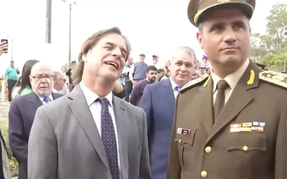 La reacción del presidente Lacalle ante los cánticos con insultos