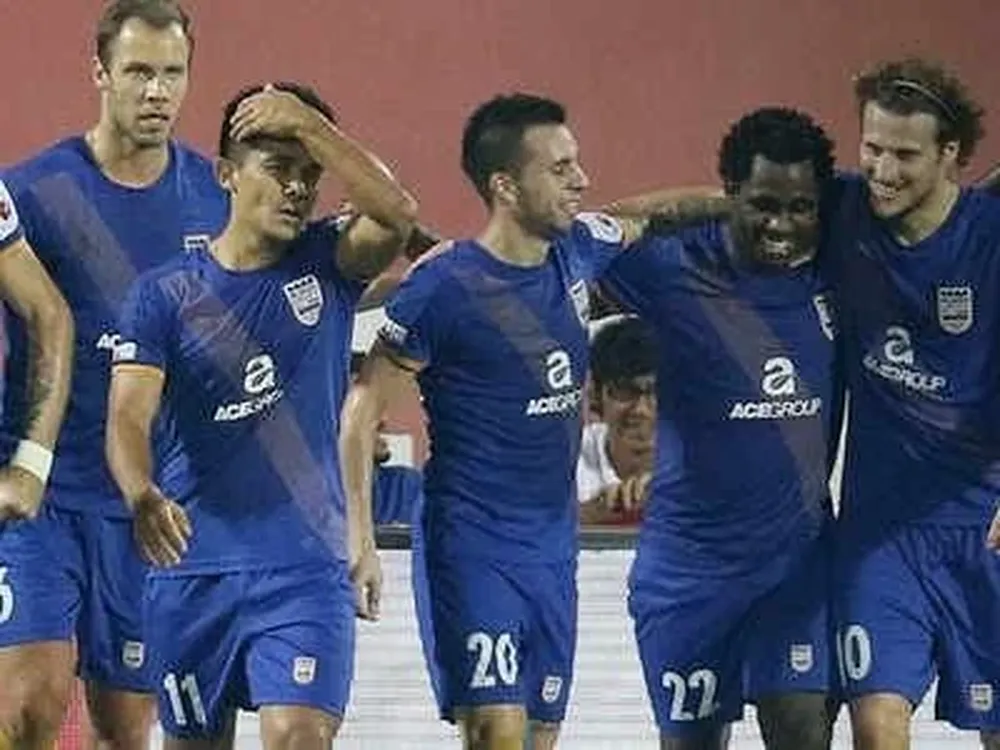 Krisztián Vadócz, el primero de la izquierda, junto a Diego Forlán en Mumbai City