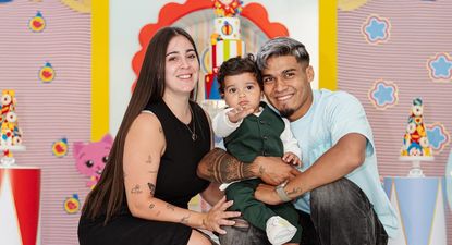 Matías Arezo con su flamante esposa, Camila, y su hijo Theo, al que le celebraron su primer año