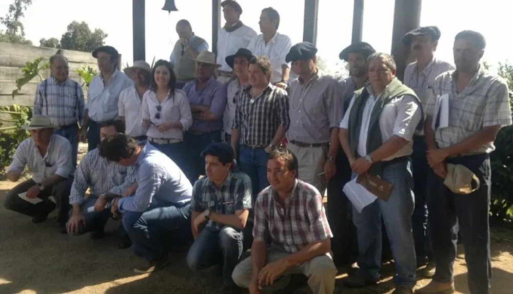 Los cabañeros y los consignatarios este viernes en La Santina