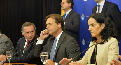 cacerolazo y apagon contra el gobierno, con apoyo de dirigentes del frente amplio