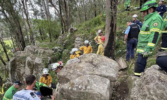 Los rescatistas durante el intenso rescate de la mujer.