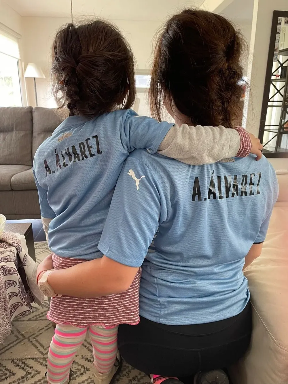 La pareja de Agustín Canario Álvarez y su hija Julia, ya viven con mucha anticipación el debut del delantero de Peñarol en la selección uruguaya