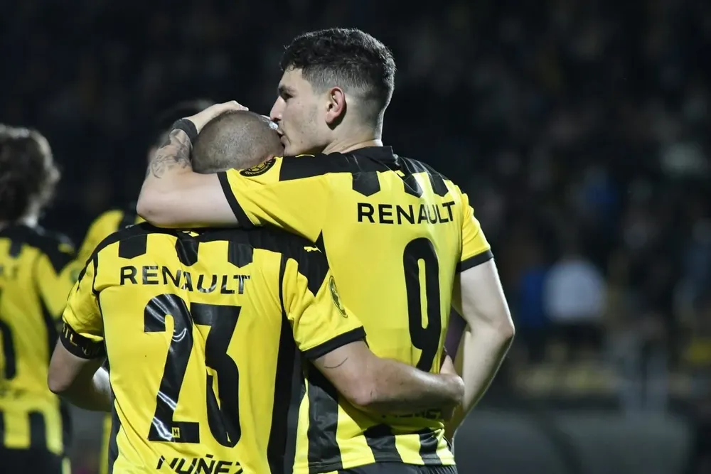 Agustín Álvarez Martínez festeja junto a Walter Gargano su gol con Peñarol ante Torque