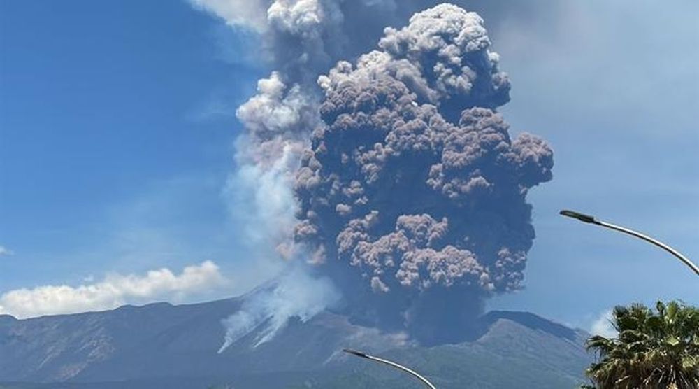 El volcán Etna &nbsp;entra en erupción y sorprende a turistas en Sicilia.