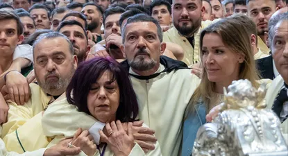 El actor Antonio Banderas (d) que ejerce habitualmente como mayordomo del Trono de la Virgen de Máría Santísima de Lágrimas y Favores, junto a su pareja Nicole Kimpel.