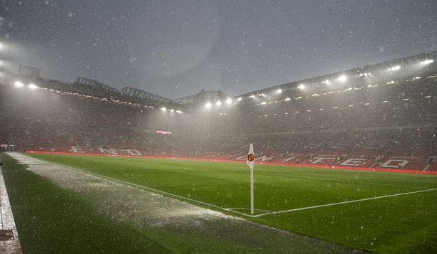 Old Trafford de Manchester United bajo lluvia